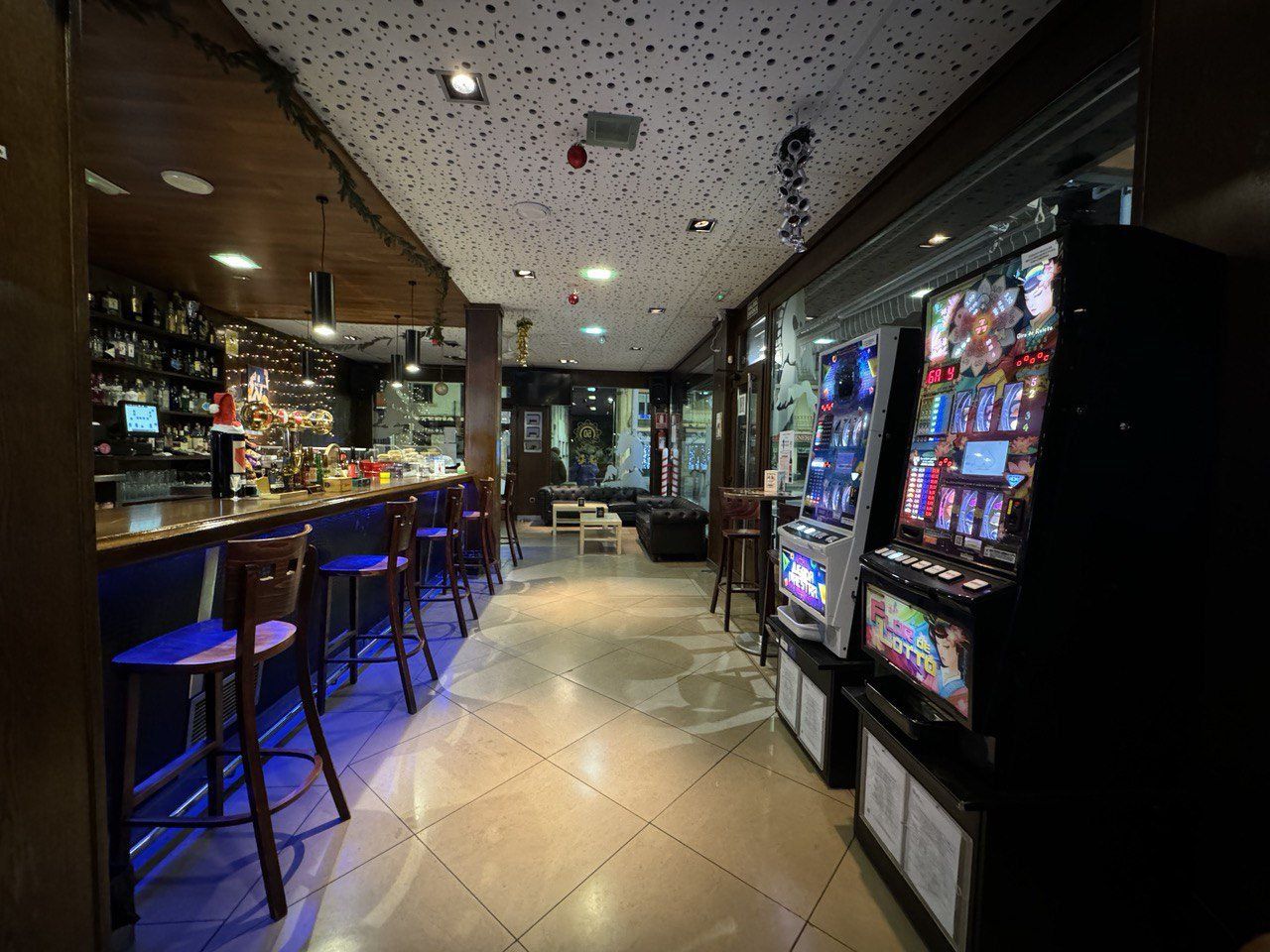 Barra de madera del Bar Orly con taburetes altos