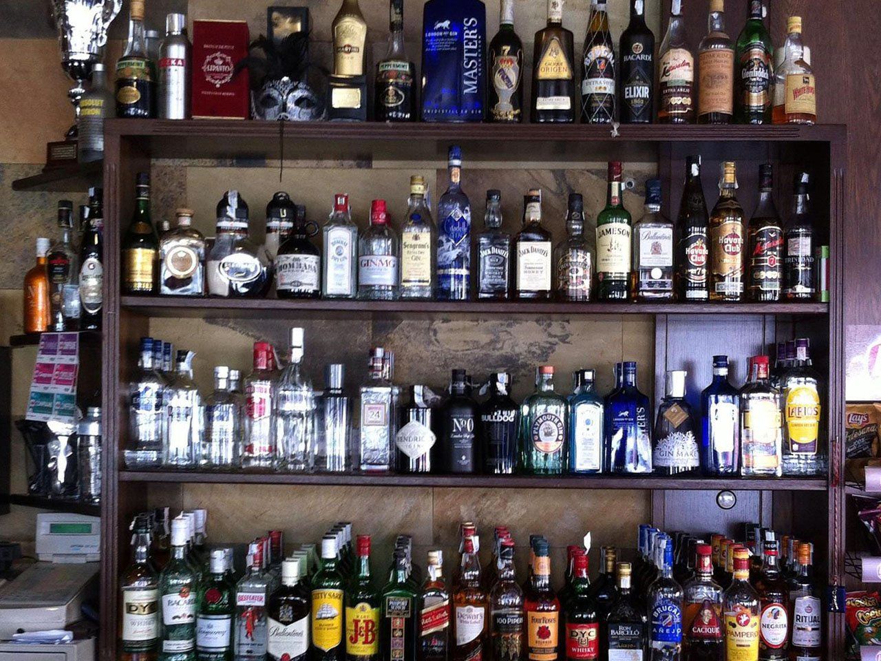 Estantería de botellas del Bar Orly